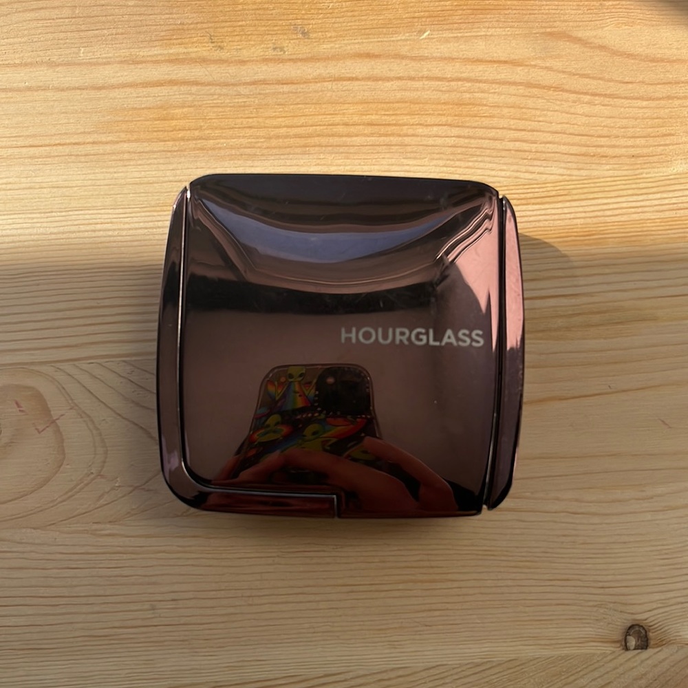Hourglass ambient lighting powder in diffused light